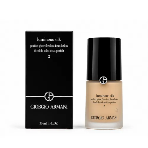 Giorgio Armani Luminous Silk Flüssige Foundation 30 ml Nr. 02 - Make-up für einen strahlenden Teint mit variablem Deckkraft und 24 Stunden Halt. Die preisgekrönte Foundation sorgt für ein seidiges Finish und ist für alle Hauttypen geeignet.