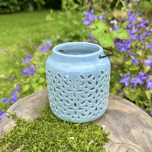 Windlicht aus hellblauem Keramik mit Tragebügel
