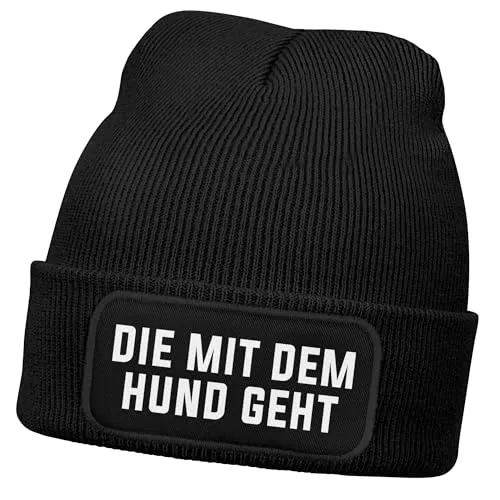 MoonWorks® Damen Beanie Strickmütze mit Patch Spruch Die mit dem Hund geht Aufdruck Lustig Damenmütze Schwarz Unisize
