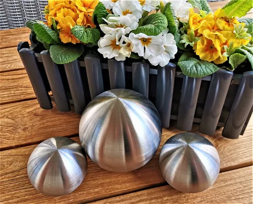 Dekokugel 3er Set - Edelstahl matt gebürstet - Wetterfeste Dekokugeln in Silber (15-10-10 cm) für stilvolle Gartenverzierungen und ein modernes Ambiente.