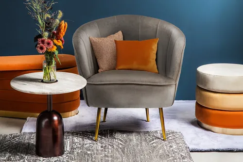Kayoom Sessel Loulan 125 – Edler Cocktail-Sessel aus Samt - Genieße entspannte Stunden im eleganten Cocktail-Sessel mit gepolsterter Sitzfläche und stilvoller Rückenlehne. Die stabilen Metallbeine in Gold und der hochwertige Samtbezug setzen elegante Akzente in deinem Wohnraum.