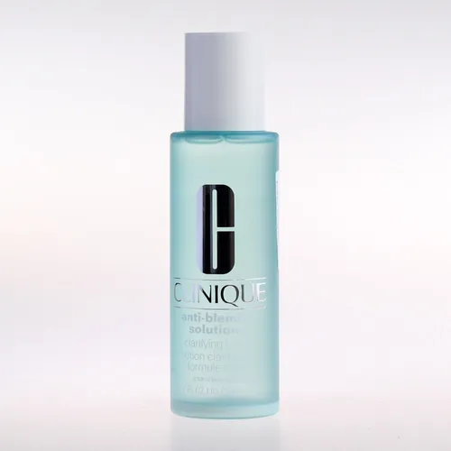 Clinique Anti-Blemish Solutions Clarifying Lotion 200 ml - Reinigungslotion zur Bekämpfung von Unreinheiten, ideal für zu Akne neigende Haut und sorgt für ein klares, frisches Hautbild.