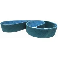 3M Vlies Schleifband SC-BS 50x2000 mm Korn 280 - Robustes und flexibles Schleifband für effizientes Reinigen und Finishen. Ideal für konturierte Oberflächen, entfernt Material präzise und schont den Untergrund. Perfekt für verschiedene Metalle.