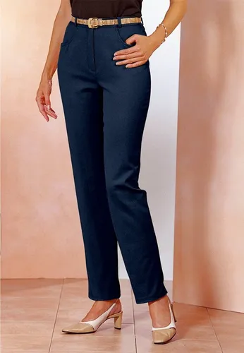 sheego Jeans 697263_26 - Modische Jeans mit seitlichem Dehnbund, Gürtelschlaufen und praktischen Taschen. Ideal für den Alltag, bietet sie eine bequeme Passform und kleinen Fußschlitze für zusätzlichen Style.