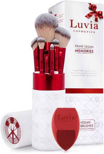 Luvia Cosmetics Kosmetikpinsel-Set Prime Vegan Memories, 8 tlg. - Entdecke das festliche Make-up-Pinselset „Prime Vegan Memories“ mit 7 hochwertigen Pinseln, einem samtroten Schwamm und einem Reinigungspad. Ideal für kreative Looks und die perfekte Geschenkidee für Make-up-Liebhaber.