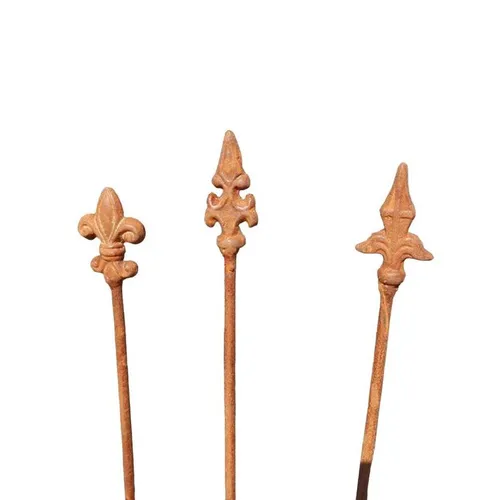 3er-Set dekorative Rankstäbe mit verzierter Spitze - Pflanzenbinder & -stützen, aus robustem Eisen in Rost-Optik, ideal zur Unterstützung von Pflanzen und als dekoratives Element im Garten.
