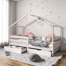 Hausbett ENA, 90 x 190 cm aus massivem Kiefernholz, Weiß - Kinderbett mit Rausfallschutz und Stauraum - Das Hausbett ENA schafft eine sichere und einladende Schlafumgebung für Kinder. Mit robustem Kiefernholz, praktischem Rausfallschutz und zwei Schubladen bietet es sowohl Komfort als auch Stauraum für Spielzeug und Bettwäsche.
