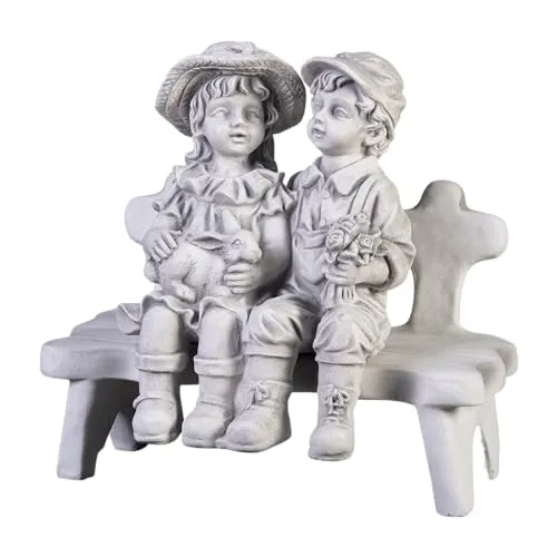 Gartenfigur Junge und Mädchen auf Einer Bank in grau von gartendekoparadies