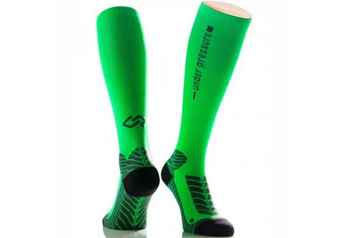 Sport Kompressionsstrumpf Under Pressure RUNATTACK - Neon Grün (Gr. 43-46) - Herrensocken mit 18-21mmHg Kompression für bessere Durchblutung und schnellere Regeneration. Ideal für Laufen, Triathlon und Fußball. Made in Germany!