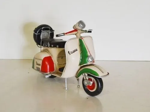 Blechmodell Roller Nostalgie Vespa Oldtimer in Italienfarben - Detailgetreues Blechmodell im nostalgischen Retro-Stil. Ideal für Sammler und als dekoratives Element. Maße: L 22 cm, Material: Blech/Metall.