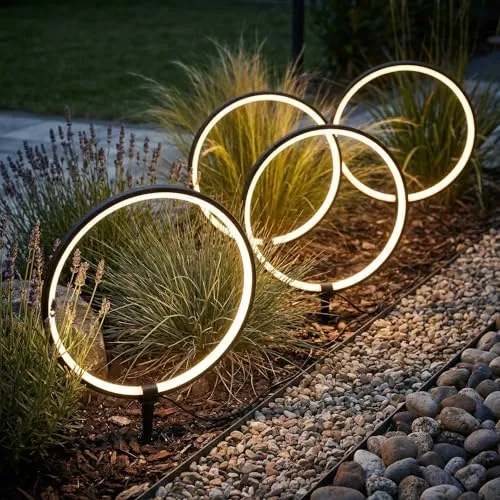 Arnusa Solar Gartenleuchten LED Leuchtringe – Modernes Design für stilvolle Gartenakzente (4er Set) - ELEGANTE GARTENBELEUCHTUNG Die modernen LED Leuchtringe mit 35 cm Durchmesser setzen stilvolle Akzente im Garten. Ihr hochwertiges Aluminiumdesign passt ideal zu Wegen und Terrassen. FLEXIBLE INSTALLATION dank 180 cm Kabel und stabilen Erdspießen.
