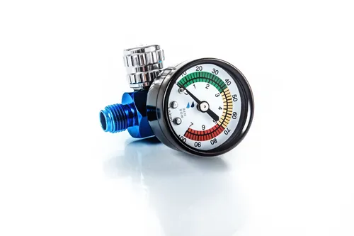 Druckregler mit Manometer für Lackierpistolen - Farbspritzpistolen-Zubehör mit präziser Druckregulierung von 0 bis 7 Bar, ideal für optimale Farbkontrolle und hochwertige Lackierergebnisse.
