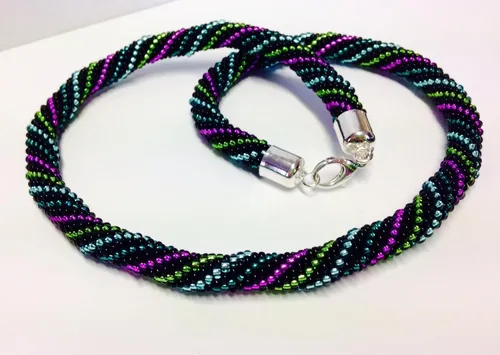 Edelschmiede925 Häkelkette in Schwarz / Lila / Grün / Türkis, 925/- 50 cm - Elegante Häkelkette aus 925er Sterlingsilber, 50 cm lang. Ideal für stilvolle Akzente und vielseitige Kombinationen in Ihrer Schmuckkollektion.