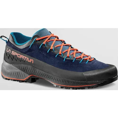 La Sportiva TX4 Evo Deep Sea/Cherry Tomato - Wanderschuh für technische Zustiege - Wanderschuhe mit maximaler Stabilität und Grip, ideal für technische Zustiege und leichte Kletterpassagen. Der TX4 Evo bietet unvergleichlichen Komfort und kann leicht neu besohlt werden.