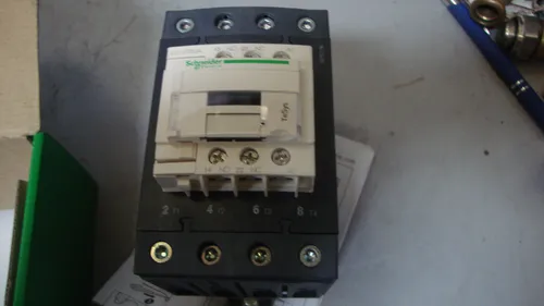 Schneider Electric LC1DT60AP7 Leistungsschütz 4-Pole - Leistungsschütz mit 60A und Everlink Terminals, ideal für zuverlässige Schaltlösungen in industriellen Anwendungen.