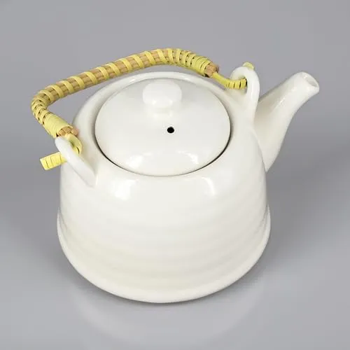 Teekanne aus Keramik mit Sieb und Deckel, weiß, Fassungsvolumen 600 ml. Teebereiter klein mit Edelstahlsieb, Griff aus Bambus, Kunststoff und Metall. Keramischer Teeaufbereiter klassisch