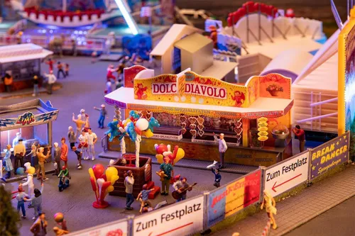 Faller 140474 Süßigkeitenbude und Ballonkünstler 1:87 Spur H0 - Detailgetreues Kirmesgebäude im Maßstab 1:87, ideal für die kreative Gestaltung von Modellbahnanlagen.