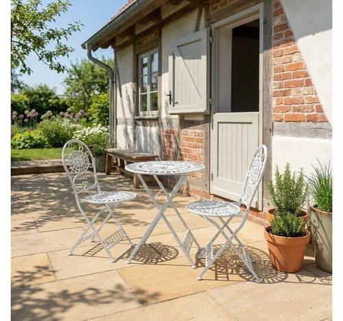 Bistro-Set Metall klappbar weiß mit rundem Tisch H.92cm - Bringen Sie mit diesem klappbaren Bistro-Set aus robustem Metall nostalgischen Charme in Ihren Außenbereich. Ideal für Balkon oder Terrasse, bietet es praktischen Komfort und stilvolle Details.
