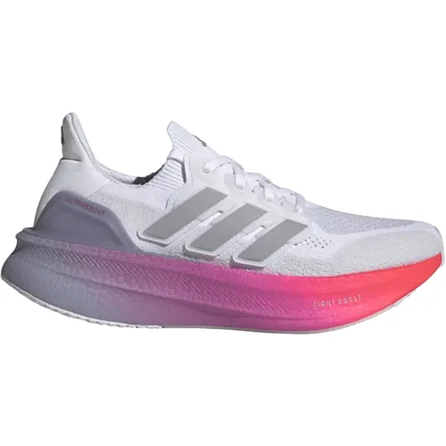 Adidas Damen Sportschuhe ULTRABOOST 5 - Komfort und Energie für jeden Schritt - Laufschuhe mit leichter BOOST Dämpfung für optimalen Komfort und Stabilität. Hergestellt aus mindestens 20% recycelten Materialien, ideal für umweltbewusste Läufer.