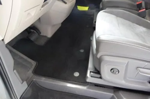 autix Fußmatte Teppich feiner Dicker Velour 1-TLG schwarz passend für VW T7 California Beach Tour Camper Coast und Ocean