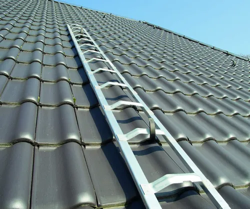 Dachleiter Alu 2,43m - Ideal für Dachdeckerarbeiten - Leiter für Dachdecker, aus leichtem Aluminium, belastbar bis 150 kg. Perfekt für sichere und effiziente Arbeiten auf dem Dach.