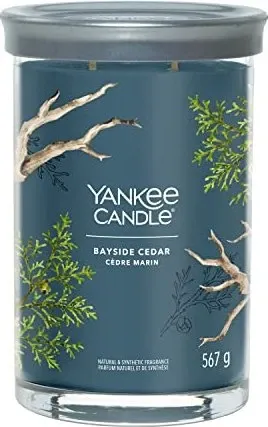 Yankee Candle Signature Bayside Cedar 567 g - Duftkerze mit einem warmen, holzigen Aroma, ideal für entspannende Abende und eine gemütliche Atmosphäre.