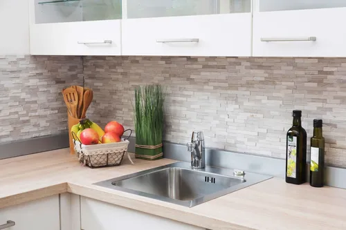 Selbstklebende Mosaikfliese Marmor grau weiß cream in grau von MOSANI