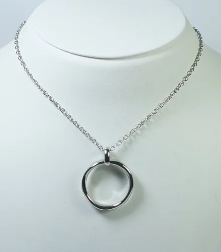 s.Oliver Edelstahl Kette mit Anhänger für Damen - Elegante 50+3 cm Halskette aus hochwertigem Stainless Steel, individuell verstellbar und kommt in einer Geschenkbox - ideal für jeden Anlass.