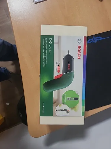 BOSCH Akku-Schrauber IXO VI Vino Set - Akkuschrauber mit 3,6 V und 1,5 Ah, ideal für präzises Schrauben und Korkenziehen, perfekt für Weinliebhaber und DIY-Projekte.
