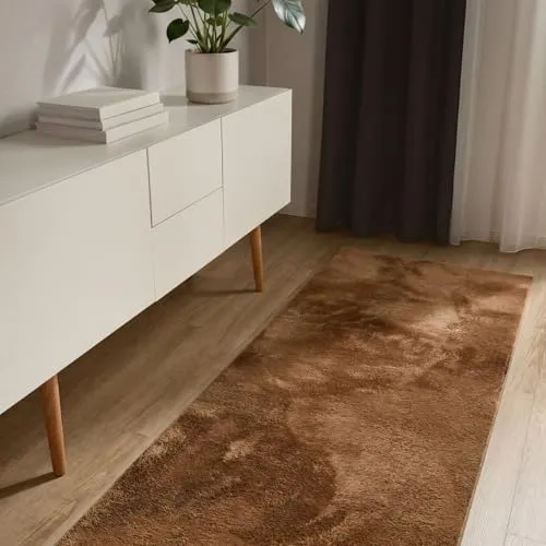 benuta Basic Kunstfaser Fellteppich Furry - Hellbraun 70x200 cm - Weicher und langlebiger Wohnzimmerteppich - Der Furry Teppich bietet eine tierfreundliche Alternative zu echtem Fell. Mit seiner Anti-Rutsch-Rückseite und Waschbarkeit ist er perfekt für stark frequentierte Bereiche und sorgt für eine gemütliche Atmosphäre.