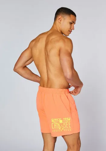 CHIEMSEE Badehose mit sportlichem Print - Moderne Herren Badehose für den aktiven Wassersport. Hergestellt aus schnelltrocknendem Material, bietet sie hohen Komfort und Bewegungsfreiheit. Praktische Taschen und ein individueller Gummizugbund runden das Design ab.