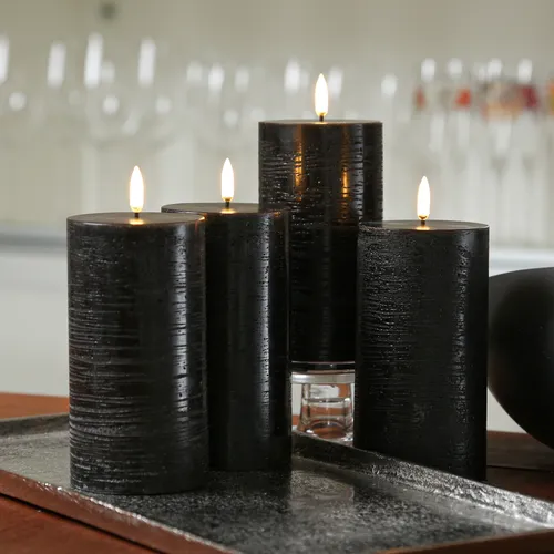 LED Kerzenset PIA Uyuni Rustik-Optik 4er Set H: 15cm - Premium LED Kerzen im Rustik-Stil, inkl. Batterien und Fernbedienung. Mit 1000 Stunden Leuchtdauer und dimmbarer Flamme, perfekt für stimmungsvolle Dekoration.