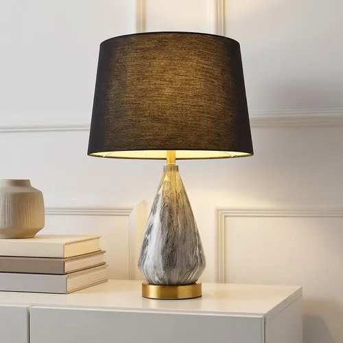 Stilvolle LED Tischleuchte mit Textilschirm - Tischleuchten für modernes Wohnen, elegante messingfarbene Metallbasis und harmonischer schwarzer Textilschirm, inklusive 9W LED Leuchtmittel für warmweißes Licht.