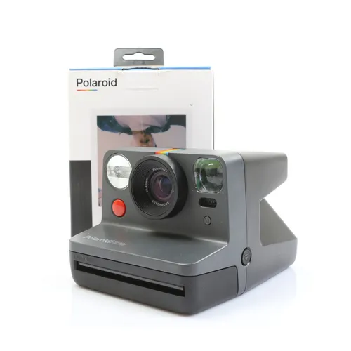 Polaroid Now Analog Instant Kamera Schwarz - Sofortbildkamera im klassischen Design mit Autofokus und Elektroantrieb für sofortige Fotoergebnisse in bester Qualität.