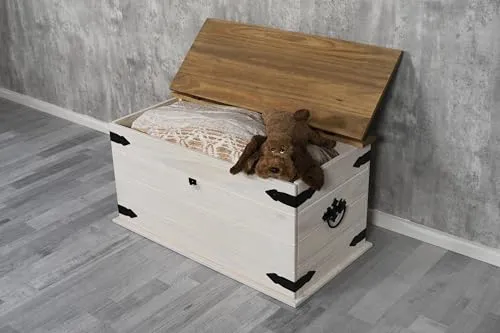 SAM Truhe Cancun, Pinienholz massiv, Holztruhe mit Stauraum, weiß lasiert, Schwarze Metallelemente, honigfarbene Deckplatte, Mexico-Möbel