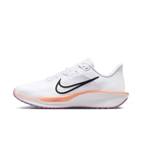 Nike Quest 6 Straßenlaufschuh für Damen, White/Black-Bright Violet-Lt Magenta - Vielseitiger Straßenlaufschuh mit sicherem Halt und hohem Komfort. Das strukturierte Obermaterial verbessert die Ballkontrolle und sorgt für optimale Traktion auf verschiedenen Oberflächen.
