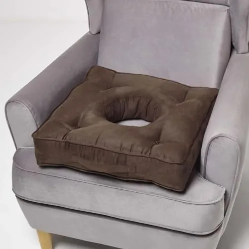 Homescapes Entlastungs-Kissen braun 50x50 cm, orthopädisches Sitzkissen mit Aussparung, Lochkissen Steißbein, Hämorrhoiden-Kissen mit Velours-Bezug