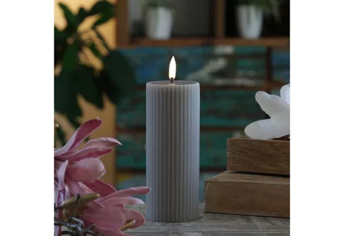 LED Kerze THEA - Echtwachs mit 3D Flamme - LED-Lampe mit hochwertiger Rillen-Oberfläche und 3D Flamme, die eine gemütliche Atmosphäre schafft. Mit Timer und bis zu 400 Stunden Leuchtdauer – ideal für stilvolle Tischdekoration.