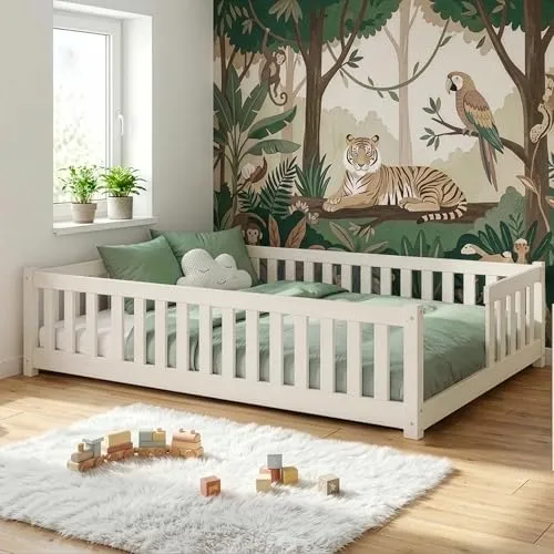 Kids Collective Kinderbett Bodenbett mit Rausfallschutz 140x200 cm - Hochwertiges Montessori Kinderbett aus FSC-zertifiziertem Kiefernholz, stabil und sicher. Die bodennahe Bauweise fördert Selbstständigkeit und reduziert Sturzgefahr. Ideal für ein sicheres Schlafumfeld im Kinderzimmer.