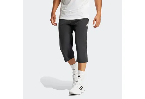 ADIDAS Herren Caprihose Train Essentials Woven 3/4 - Fitnesshosen aus leichtem, gewebtem Material mit CLIMACOOL-Technologie für optimales Feuchtigkeitsmanagement und hohen Tragekomfort. Hergestellt aus mindestens 70 % recycelten Materialien.