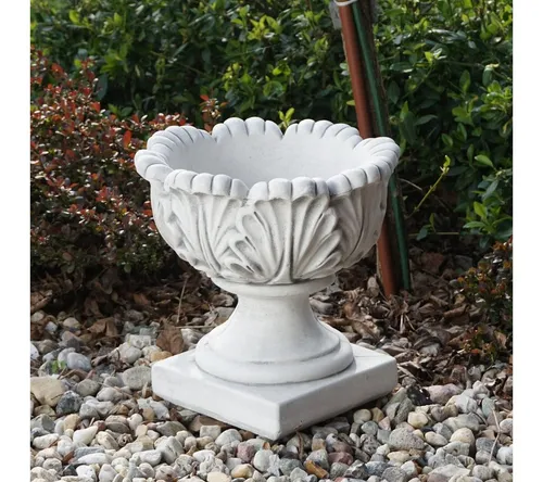 Gartenfigur Blumenschale im Eichenblatt-Design - Garten-Zubehör, stilvolle Blumenschale mit 6 Litern Volumen, frostbeständig und symbolisiert Stärke und Beständigkeit.