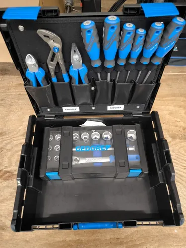 Gedore Werkzeugsortiment 26-teilig für Azubis und Hausmeister - Handwerkzeug-Set mit 26 Teilen in robuster L-Boxx 136, ideal für Auszubildende und Hausmeister, inklusive Ratsche, Schraubenzieher und Zange.