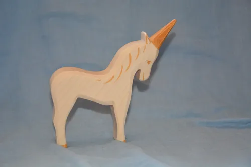 Ostheimer Holzfigur Einhorn bunt - Holzspielzeug, handgefertigte und farbenfrohe Einhornfigur, ideal für kreative Spielwelten und zur Förderung der Fantasie.