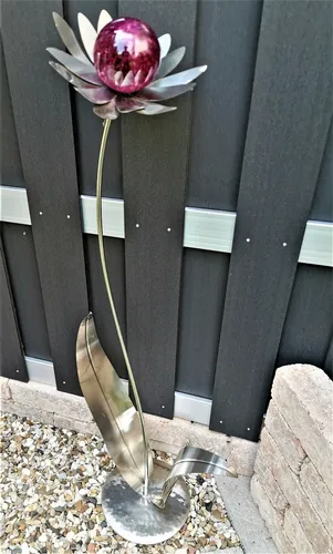 Skulptur Blume Palermo Edelstahl Kugel violett lila 120 cm - Moderne Garten-Skulptur in Blumenform, 120 cm hoch und wetterfest. Ideal für Balkon und Garten, setzt stilvolle Akzente im Außenbereich.