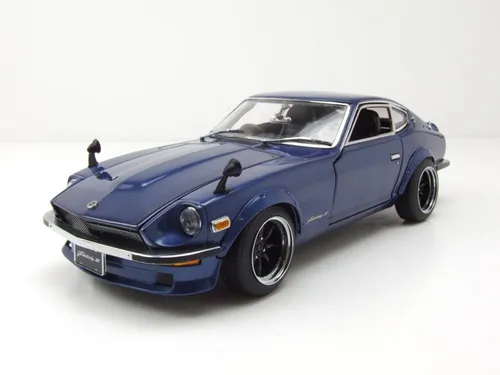 Datsun Fairlady Z (S30) 1971 blau metallic 1:18 Modellauto - Detailreiches Standmodell im Maßstab 1:18 aus Die-Cast-Material. Hauben und Türen lassen sich öffnen. Ideal für Sammler und Autoenthusiasten.