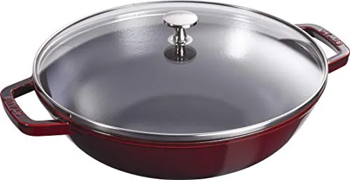 STAUB Gusseisen Wok 30 cm mit Glasdeckel - Grenadine-rot - Hochwertiger Gusseisen Wok mit 30 cm Durchmesser und Glasdeckel, ideal für alle Herdarten inklusive Induktion. Perfekte Wärmeverteilung für knackiges Gemüse und energieeffizientes Kochen.