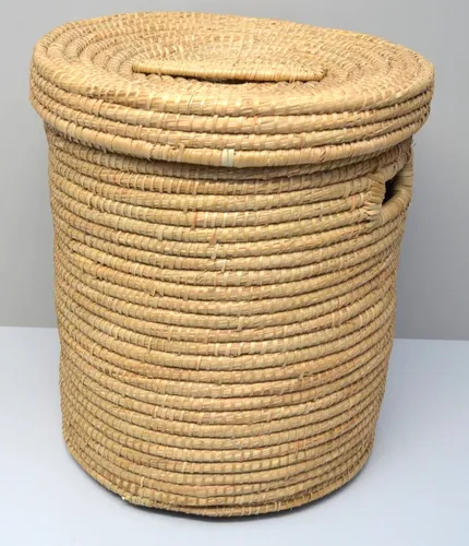 Frank Flechtwaren Dekokorb - Großer Wäschekorb mit Deckel - Wäschesammler aus hochwertigem Holz in cremefarbenem Design, ideal für stilvolle Aufbewahrung und Organisation von Wäsche.