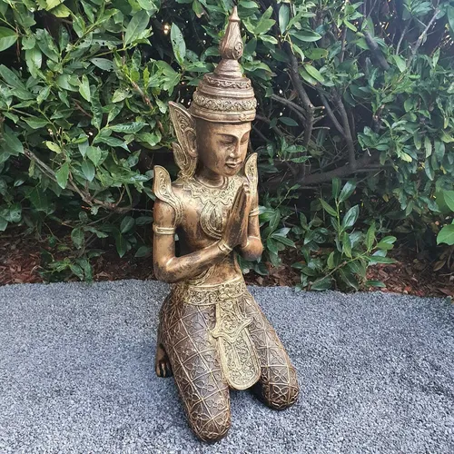 Aspinaworld Gartenfigur kniende Buddha Figur 80 cm - Wetterfeste Gartenfigur in Bronze-Optik, ideal als Tempelwächter und dekoratives Highlight für Garten und Wohnbereich, handbemalt mit vielen Details.