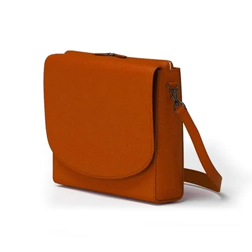 KMISSO Damen Umhänge Henkel Tasche aus veganem Leder 30609 in Orange - Stilvolle Umhängetasche aus hochwertigem veganen Leder, kompakt und praktisch mit verstellbarem Schulterriemen für individuellen Tragekomfort.