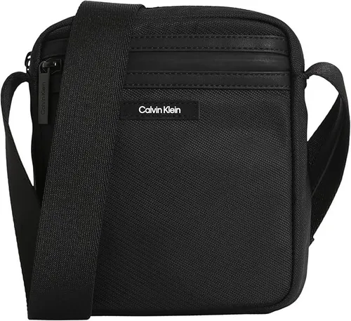 Calvin Klein Herren Umhängetasche Essential Reporter - Stylische Messenger-Bag in Schwarz, ideal für jeden Anlass. Mit praktischem Reißverschluss und verstellbarem Schulterriemen für optimalen Tragekomfort.